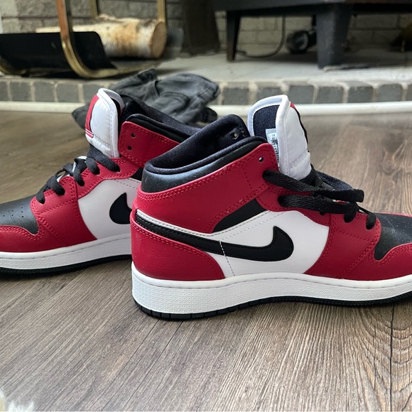JORDAN 1 MIDS CHICAGO BLACK TOE 2020 - Picture 2 of 5